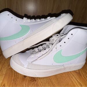 NWOT Nike Kids' Grade School Blazer Mid '77 Shoes. Size 6Y, can convert to 7.5W